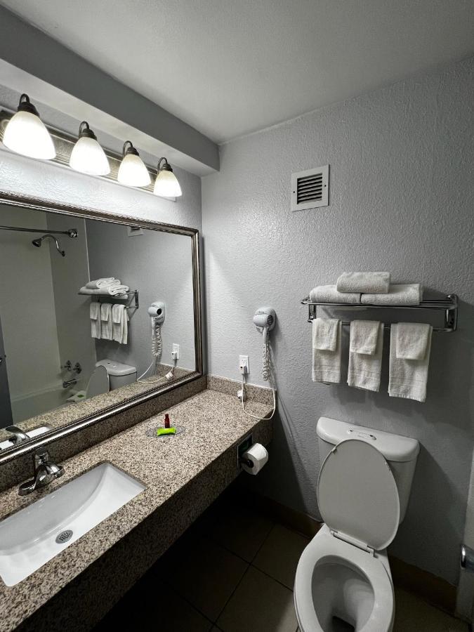 Super 8 By Wyndham Fort Worth Entertainment District المظهر الخارجي الصورة